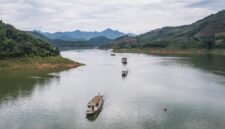 
Foto dari udara yang diabadikan menggunakan drone pada 30 Agustus 2026 ini menunjukkan sejumlah kapal feri mengangkut para murid menuju sekolah di Bo'ai, wilayah Funing, Prefektur Otonom Etnis Zhuang dan Miao Wenshan, Provinsi Yunnan, Tiongkok barat daya. (Xinhua)

