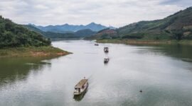 
Foto dari udara yang diabadikan menggunakan drone pada 30 Agustus 2026 ini menunjukkan sejumlah kapal feri mengangkut para murid menuju sekolah di Bo'ai, wilayah Funing, Prefektur Otonom Etnis Zhuang dan Miao Wenshan, Provinsi Yunnan, Tiongkok barat daya. (Xinhua)
