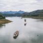 
Foto dari udara yang diabadikan menggunakan drone pada 30 Agustus 2026 ini menunjukkan sejumlah kapal feri mengangkut para murid menuju sekolah di Bo'ai, wilayah Funing, Prefektur Otonom Etnis Zhuang dan Miao Wenshan, Provinsi Yunnan, Tiongkok barat daya. (Xinhua)

