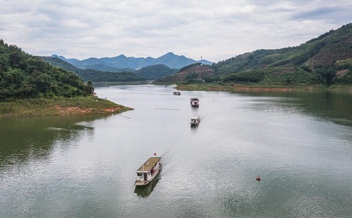 
Foto dari udara yang diabadikan menggunakan drone pada 30 Agustus 2026 ini menunjukkan sejumlah kapal feri mengangkut para murid menuju sekolah di Bo'ai, wilayah Funing, Prefektur Otonom Etnis Zhuang dan Miao Wenshan, Provinsi Yunnan, Tiongkok barat daya. (Xinhua)

