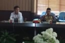 M Galang Putra Rahman (Baju Putih) dan Sony Setiawan, Baju Batik Saat mendaftarkan diri di DPRD Way Kanan, Selasa [2/9] [Rom]