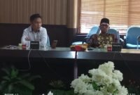 M Galang Putra Rahman (Baju Putih) dan Sony Setiawan, Baju Batik Saat mendaftarkan diri di DPRD Way Kanan, Selasa [2/9] [Rom]