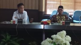 M Galang Putra Rahman (Baju Putih) dan Sony Setiawan, Baju Batik Saat mendaftarkan diri di DPRD Way Kanan, Selasa [2/9] [Rom]