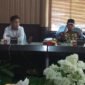 M Galang Putra Rahman (Baju Putih) dan Sony Setiawan, Baju Batik Saat mendaftarkan diri di DPRD Way Kanan, Selasa [2/9] [Rom]