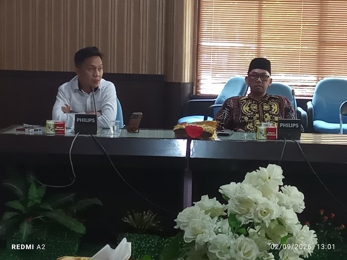 M Galang Putra Rahman (Baju Putih) dan Sony Setiawan, Baju Batik Saat mendaftarkan diri di DPRD Way Kanan, Selasa [2/9] [Rom]