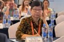 
Maya Septriana Tjin, ketua Perkumpulan Pendidikan Tinggi Kesehatan Tradisional Indonesia (PPTKTI) sekaligus profesor di Universitas Airlangga, menghadiri upacara pembukaan Forum Pengobatan Tradisional SCO 2026 di Nanchang, Provinsi Jiangxi, Tiongkok timur, pada 17 September 2026. (Xinhua)
