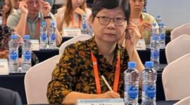 
Maya Septriana Tjin, ketua Perkumpulan Pendidikan Tinggi Kesehatan Tradisional Indonesia (PPTKTI) sekaligus profesor di Universitas Airlangga, menghadiri upacara pembukaan Forum Pengobatan Tradisional SCO 2026 di Nanchang, Provinsi Jiangxi, Tiongkok timur, pada 17 September 2026. (Xinhua)