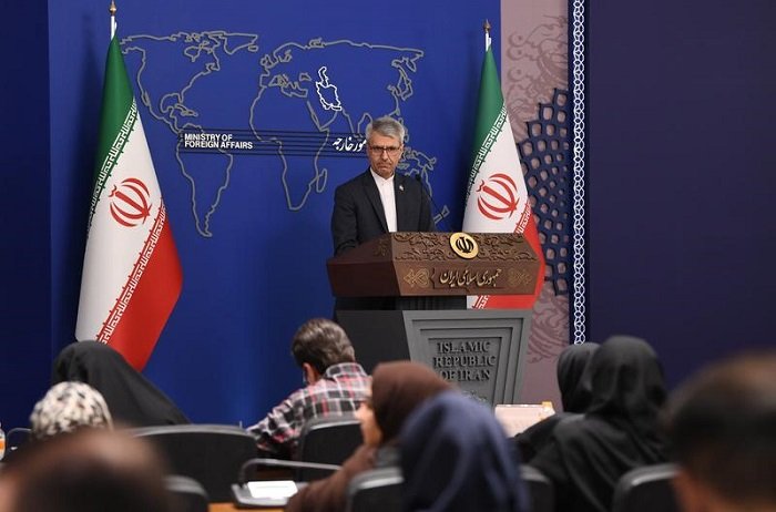 Esmaeil Baghaei, juru bicara Kementerian Luar Negeri Iran, menghadiri taklimat pers di Teheran, Iran, pada 24 Agustus 2026. (Xinhua)