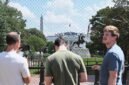 
Sejumlah orang berdiri di depan pagar yang mengelilingi Gedung Putih di Washington DC, Amerika Serikat, pada 7 Juni 2026. (Xinhua)