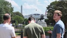
Sejumlah orang berdiri di depan pagar yang mengelilingi Gedung Putih di Washington DC, Amerika Serikat, pada 7 Juni 2026. (Xinhua)