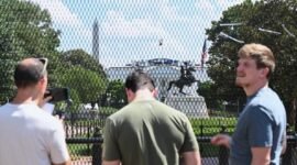 
Sejumlah orang berdiri di depan pagar yang mengelilingi Gedung Putih di Washington DC, Amerika Serikat, pada 7 Juni 2026. (Xinhua)
