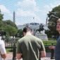 
Sejumlah orang berdiri di depan pagar yang mengelilingi Gedung Putih di Washington DC, Amerika Serikat, pada 7 Juni 2026. (Xinhua)