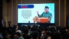 GUBERNUR Lampung saat berada di tengah mahasiswa Universitas Indonesia Mandiri Lampung Selatan [Ist]