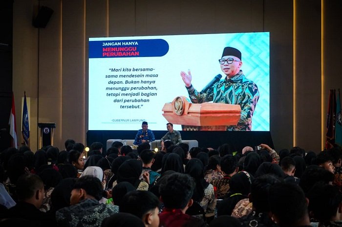 GUBERNUR Lampung saat berada di tengah mahasiswa Universitas Indonesia Mandiri Lampung Selatan [Ist]