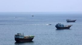 Foto yang diabadikan pada 20 Juni 2026 ini menunjukkan Selat Hormuz di dekat Khasab, sebuah kota kecil di Oman utara. (Xinhua)