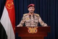 Tangkapan layar dari sebuah video pada 6 Maret 2024 ini memperlihatkan juru bicara militer Houthi, Yahya Sarea, sedang menyampaikan pernyataan di Sanaa, Yaman. (Xinhua)