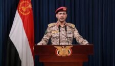 Tangkapan layar dari sebuah video pada 6 Maret 2024 ini memperlihatkan juru bicara militer Houthi, Yahya Sarea, sedang menyampaikan pernyataan di Sanaa, Yaman. (Xinhua)