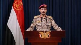 Tangkapan layar dari sebuah video pada 6 Maret 2024 ini memperlihatkan juru bicara militer Houthi, Yahya Sarea, sedang menyampaikan pernyataan di Sanaa, Yaman. (Xinhua)