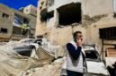 Seorang pria terlihat di dekat reruntuhan pascaserangan Israel di Tyre, Lebanon, pada 23 Maret 2025. (Xinhua)