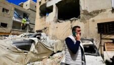 Seorang pria terlihat di dekat reruntuhan pascaserangan Israel di Tyre, Lebanon, pada 23 Maret 2025. (Xinhua)