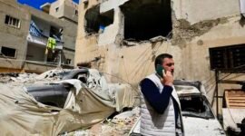 
Seorang pria terlihat di dekat reruntuhan pascaserangan Israel di Tyre, Lebanon, pada 23 Maret 2025. (Xinhua)
