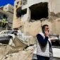 Seorang pria terlihat di dekat reruntuhan pascaserangan Israel di Tyre, Lebanon, pada 23 Maret 2025. (Xinhua)