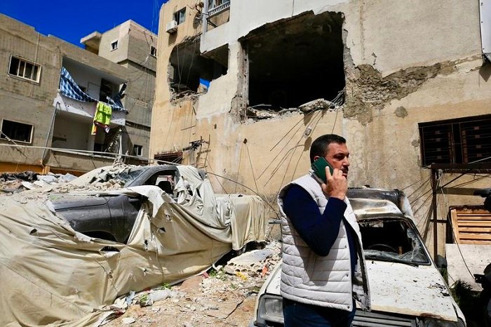 
Seorang pria terlihat di dekat reruntuhan pascaserangan Israel di Tyre, Lebanon, pada 23 Maret 2025. (Xinhua)
