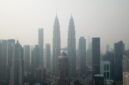 Menara Kembar Petronas yang diselimuti kabut asap di Kuala Lumpur, Malaysia. (Xinhua)