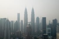 Menara Kembar Petronas yang diselimuti kabut asap di Kuala Lumpur, Malaysia. (Xinhua)