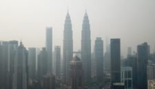 Menara Kembar Petronas yang diselimuti kabut asap di Kuala Lumpur, Malaysia. (Xinhua)