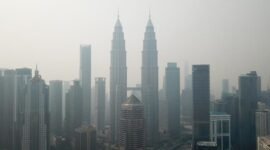 Menara Kembar Petronas yang diselimuti kabut asap di Kuala Lumpur, Malaysia. (Xinhua)