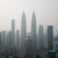 Menara Kembar Petronas yang diselimuti kabut asap di Kuala Lumpur, Malaysia. (Xinhua)