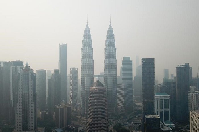 Menara Kembar Petronas yang diselimuti kabut asap di Kuala Lumpur, Malaysia. (Xinhua)