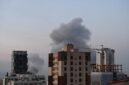 
Asap membubung tinggi setelah sejumlah ledakan terdengar di pusat kota Teheran, Iran, pada 1 April 2026. (Xinhua)