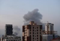 
Asap membubung tinggi setelah sejumlah ledakan terdengar di pusat kota Teheran, Iran, pada 1 April 2026. (Xinhua)