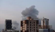 
Asap membubung tinggi setelah sejumlah ledakan terdengar di pusat kota Teheran, Iran, pada 1 April 2026. (Xinhua)