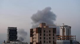 
Asap membubung tinggi setelah sejumlah ledakan terdengar di pusat kota Teheran, Iran, pada 1 April 2026. (Xinhua)