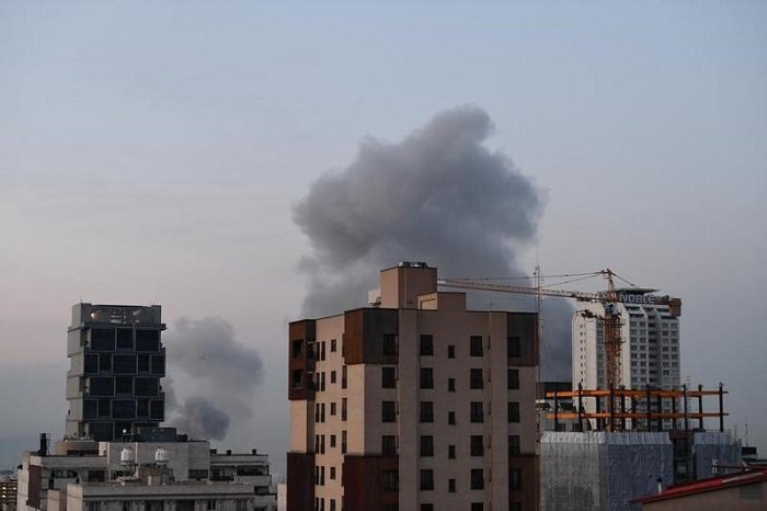 Asap membubung tinggi setelah sejumlah ledakan terdengar di pusat kota Teheran, Iran, pada 1 April 2026. (Xinhua)