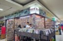 
Sejumlah pengunjung melihat-lihat koleksi rilisan musik fisik di Wow Records, Blok M Square, Jakarta Selatan, pada 30 Agustus 2026. (Xinhua)