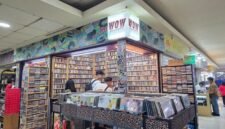 
Sejumlah pengunjung melihat-lihat koleksi rilisan musik fisik di Wow Records, Blok M Square, Jakarta Selatan, pada 30 Agustus 2026. (Xinhua)