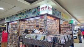 
Sejumlah pengunjung melihat-lihat koleksi rilisan musik fisik di Wow Records, Blok M Square, Jakarta Selatan, pada 30 Agustus 2026. (Xinhua)