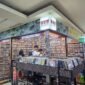 
Sejumlah pengunjung melihat-lihat koleksi rilisan musik fisik di Wow Records, Blok M Square, Jakarta Selatan, pada 30 Agustus 2026. (Xinhua)