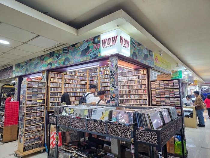 
Sejumlah pengunjung melihat-lihat koleksi rilisan musik fisik di Wow Records, Blok M Square, Jakarta Selatan, pada 30 Agustus 2026. (Xinhua)