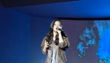 Beatrice Faustina Jesslyn, pelajar Indonesia berusia 19 tahun, tampil dalam acara malam Festival Pertengahan Musim Gugur yang diselenggarakan di Universitas Tianjin, Tiongkok utara, pada 24 September 2026. (Xinhua)
