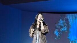 Beatrice Faustina Jesslyn, pelajar Indonesia berusia 19 tahun, tampil dalam acara malam Festival Pertengahan Musim Gugur yang diselenggarakan di Universitas Tianjin, Tiongkok utara, pada 24 September 2026. (Xinhua)