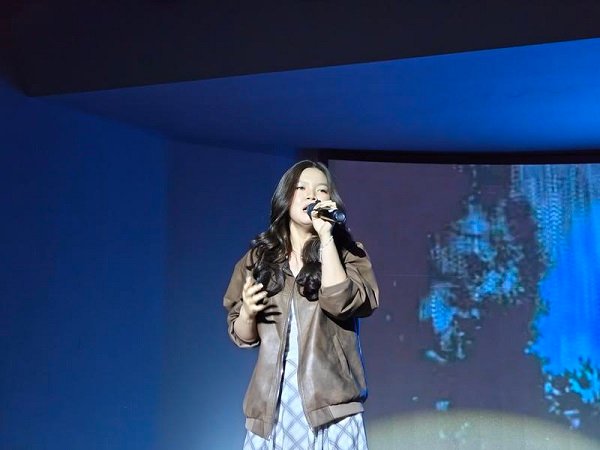 Beatrice Faustina Jesslyn, pelajar Indonesia berusia 19 tahun, tampil dalam acara malam Festival Pertengahan Musim Gugur yang diselenggarakan di Universitas Tianjin, Tiongkok utara, pada 24 September 2026. (Xinhua)