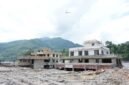 Sebuah helikopter terbang di atas area yang terdampak tanah longsor di sepanjang Sungai Trishuli di Nuwakot, Nepal, pada 29 Agustus 2026. (Xinhua)