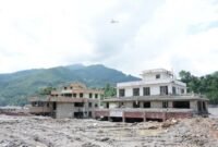 Sebuah helikopter terbang di atas area yang terdampak tanah longsor di sepanjang Sungai Trishuli di Nuwakot, Nepal, pada 29 Agustus 2026. (Xinhua)