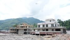 Sebuah helikopter terbang di atas area yang terdampak tanah longsor di sepanjang Sungai Trishuli di Nuwakot, Nepal, pada 29 Agustus 2026. (Xinhua)
