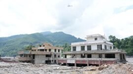 Sebuah helikopter terbang di atas area yang terdampak tanah longsor di sepanjang Sungai Trishuli di Nuwakot, Nepal, pada 29 Agustus 2026. (Xinhua)